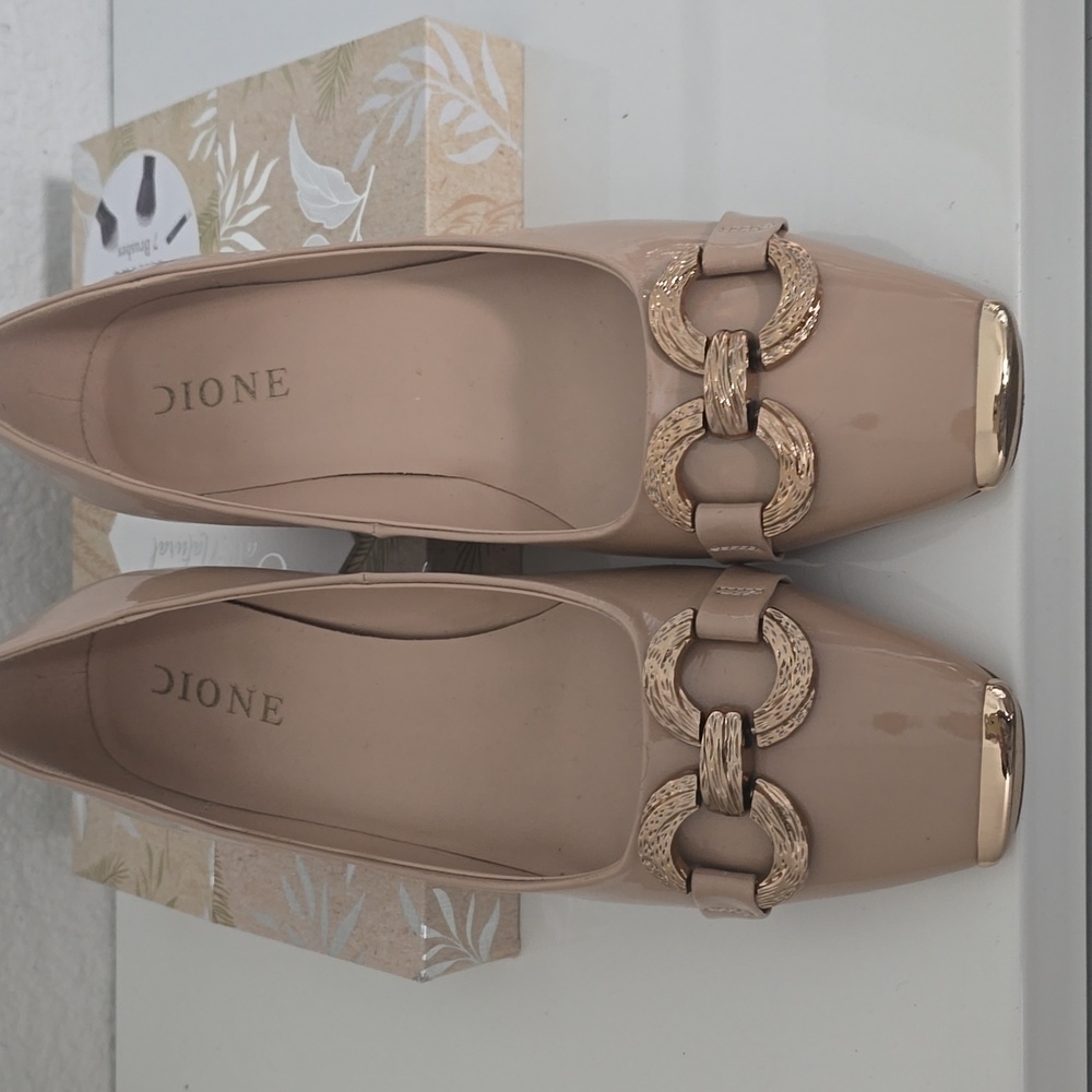 NWOT nude flats, 8.5